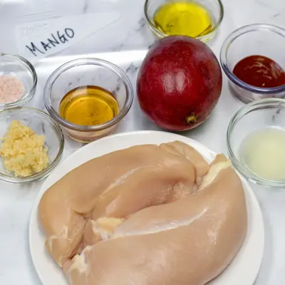 आम चिकन चिकन marinade सामग्री गठबंधन करने के लिए तैयार है।