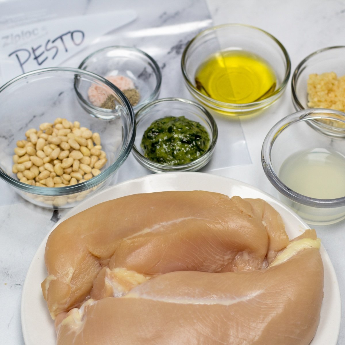 grote vierkante Pesto Kip Marinade ingrediënten klaar om te combineren.