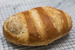 pečeni kruh od rustikalnog kruha koji se hladi prije rezanja.