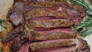Široký záběr na plátky tomahawk ribeye steak po zpětném opékání.