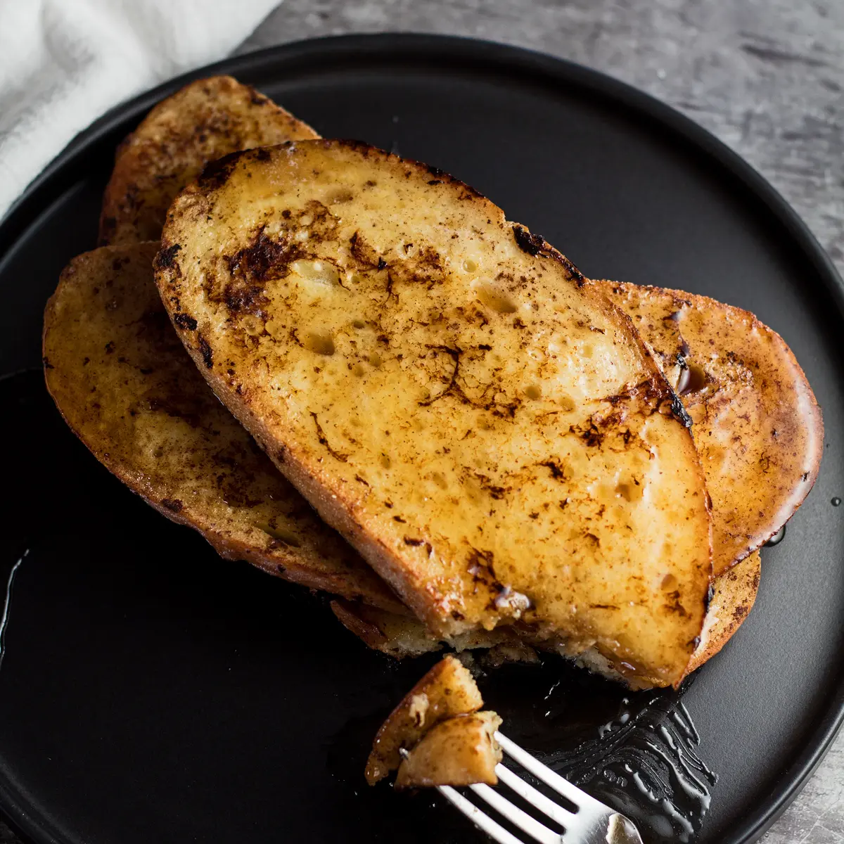 veliki kvadrat najbolji tost francuski tost na crnom tanjuru.