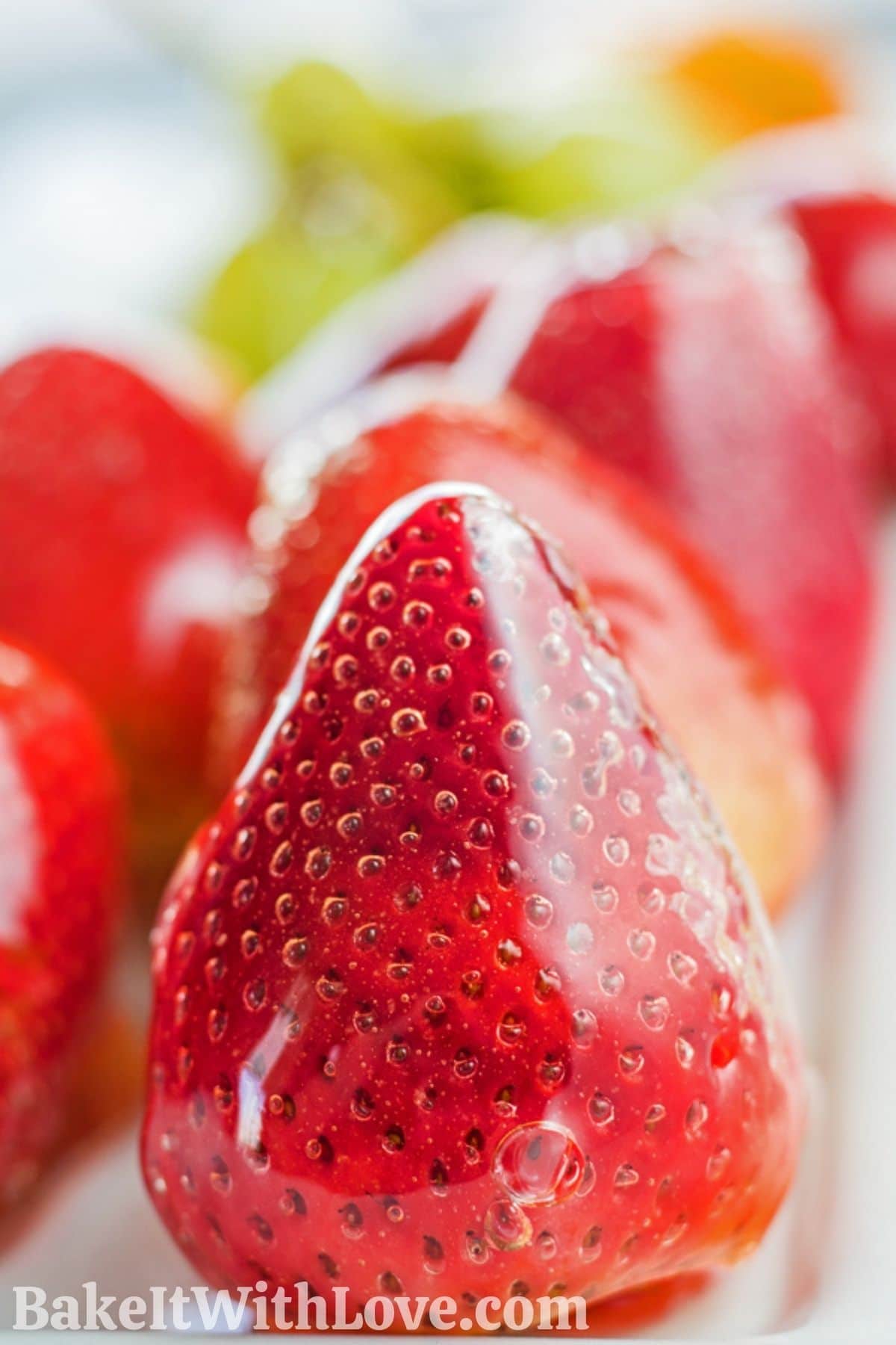 Fruta confitada japonesa Tanghulu con fresas brillantes.