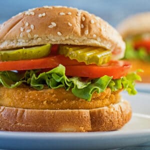 Fritadeira crocante de frango congelado servido em pãezinhos de gergelim.