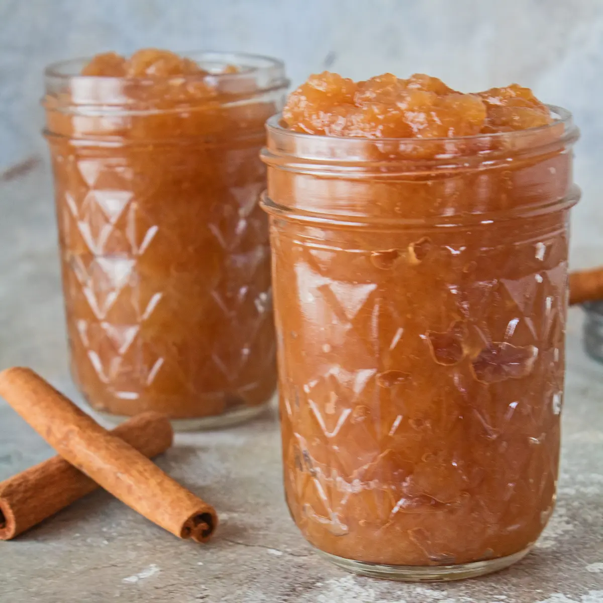 Puré de manzana enlatado de olla de cocción lenta para un fácil almacenamiento.