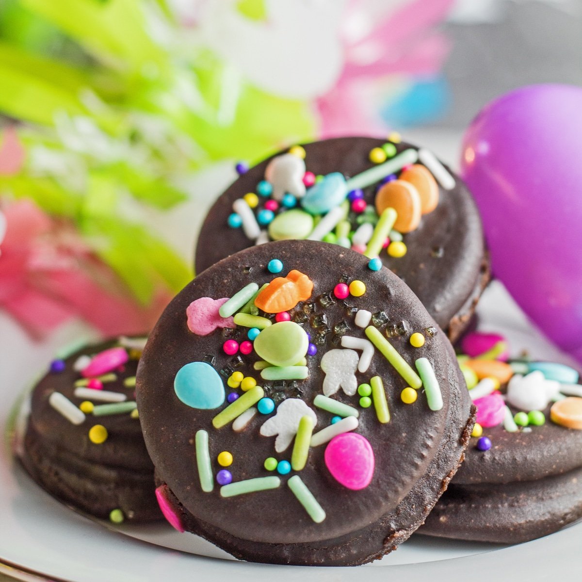 Oreos cubiertos de chocolate de Pascua decorados y decoraciones de Pascua.