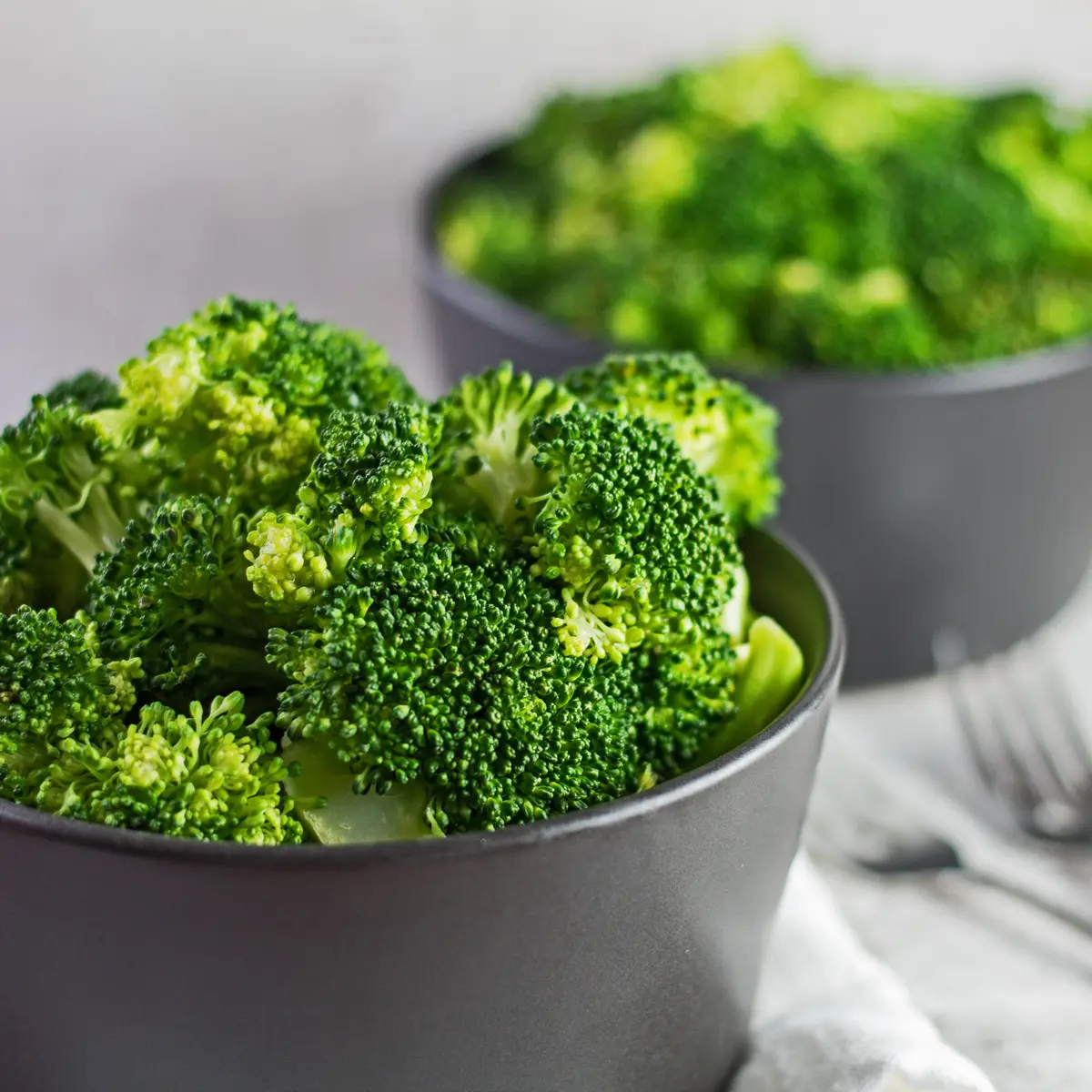 Brócoli al vapor perfectamente cocido servido después de cocinar en el microondas.
