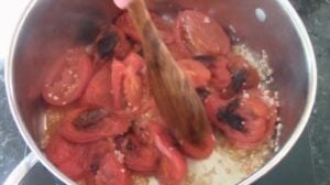 Agrega los tomates roma asados.