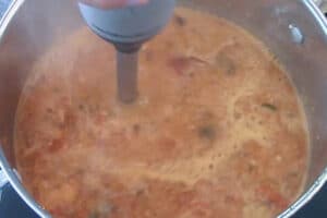 Çorbayı daldırma blender ile püre haline getirin.