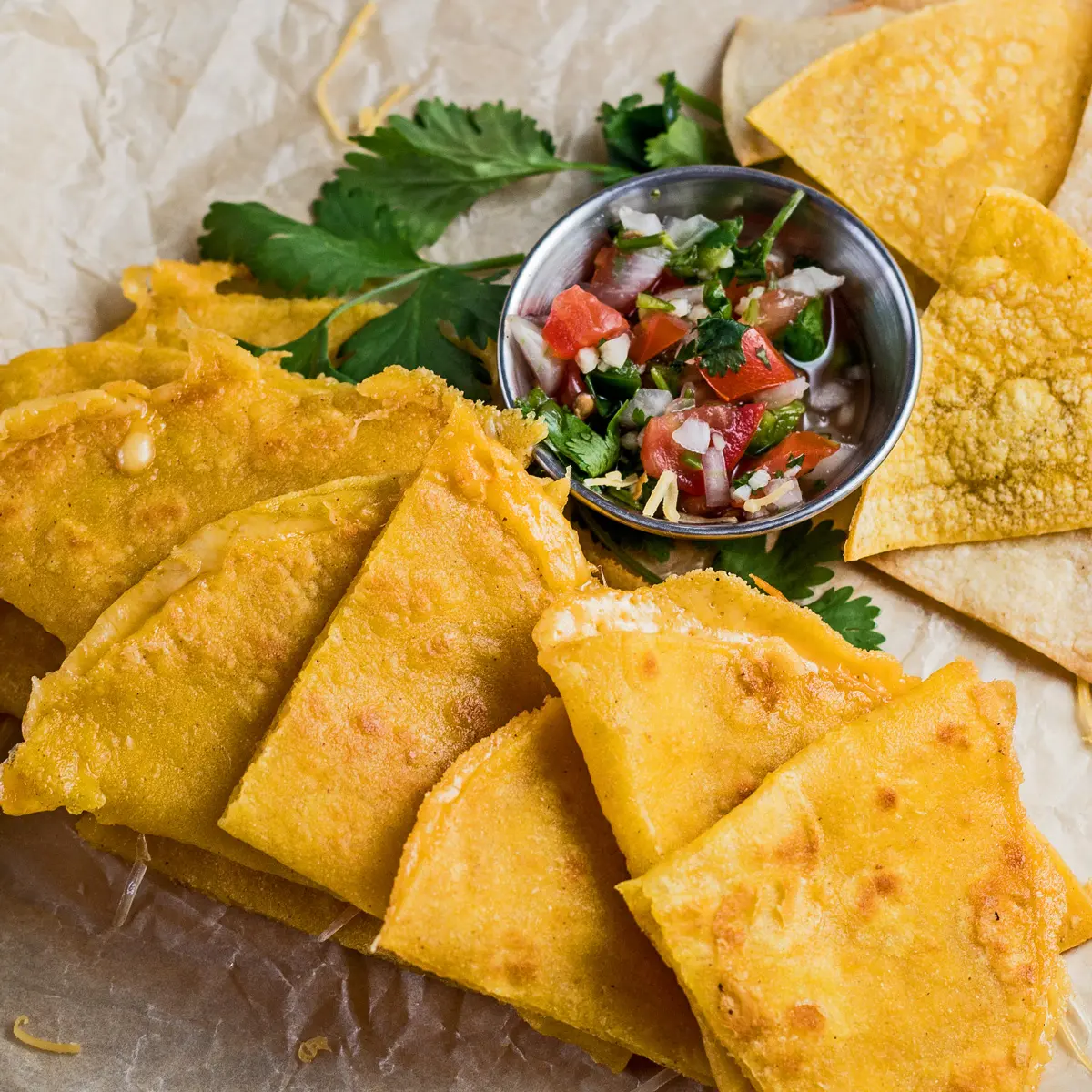 Mısır tortilla quesadillas dilimlenmiş ve pico de gallo ile servis edilir.
