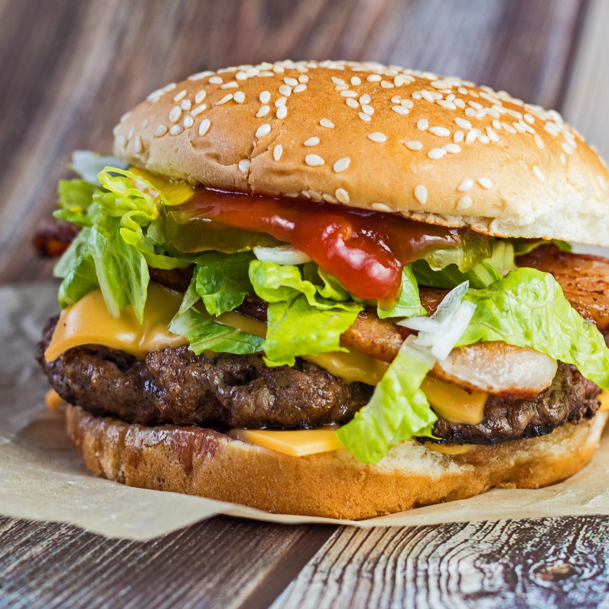McDonalds ahşap tahıl zemin üzerine Travis Scott burger.