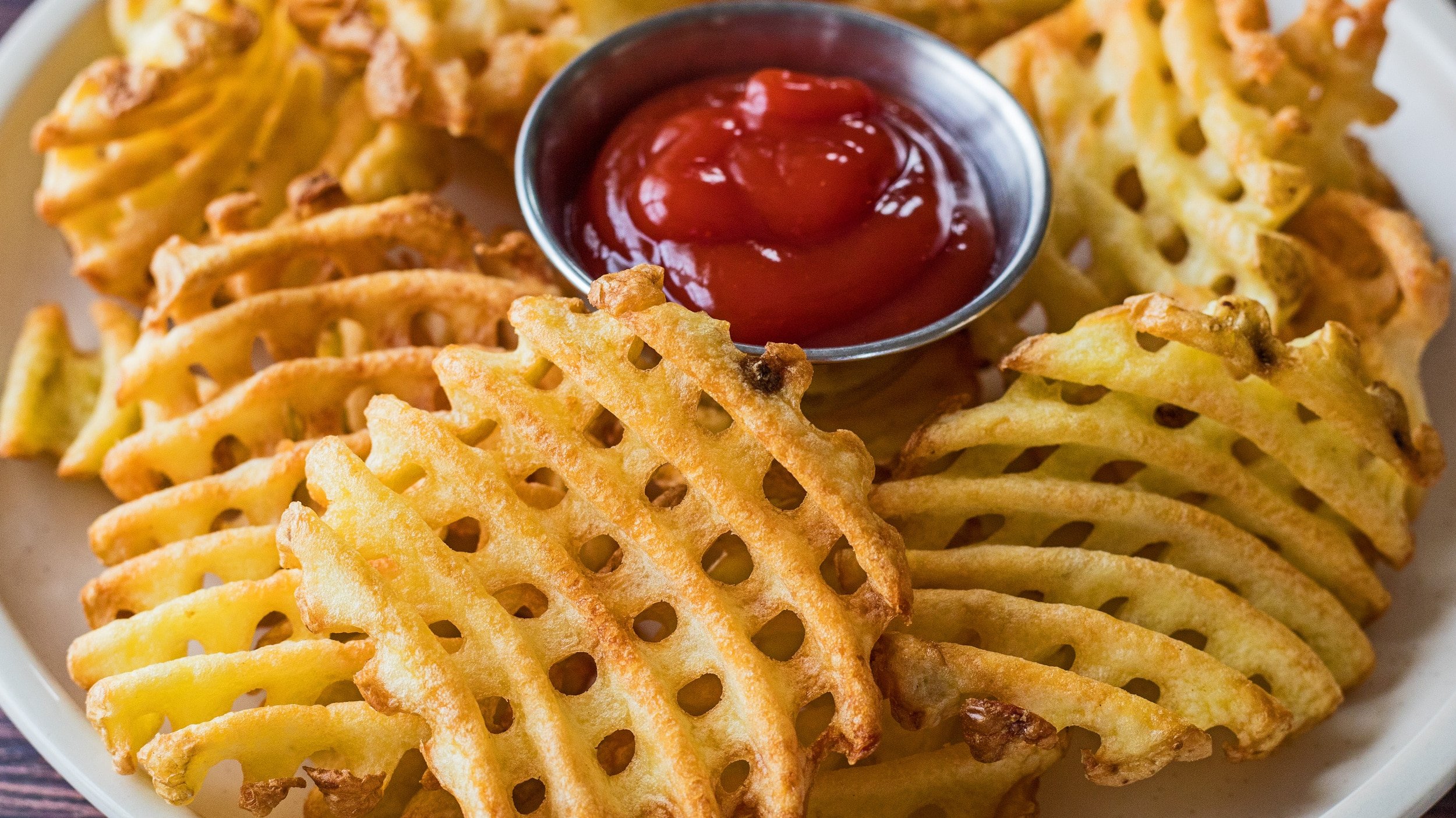 Papas fritas con gofres en una freidora (¡perfectamente crujientes!) -  Hornee con amor