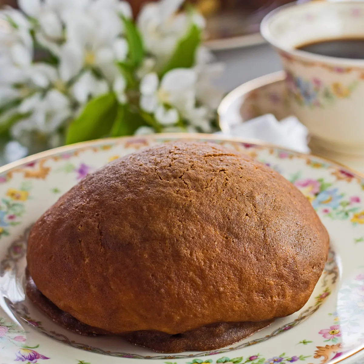 꽃 접시에 커피 롤빵입니다.