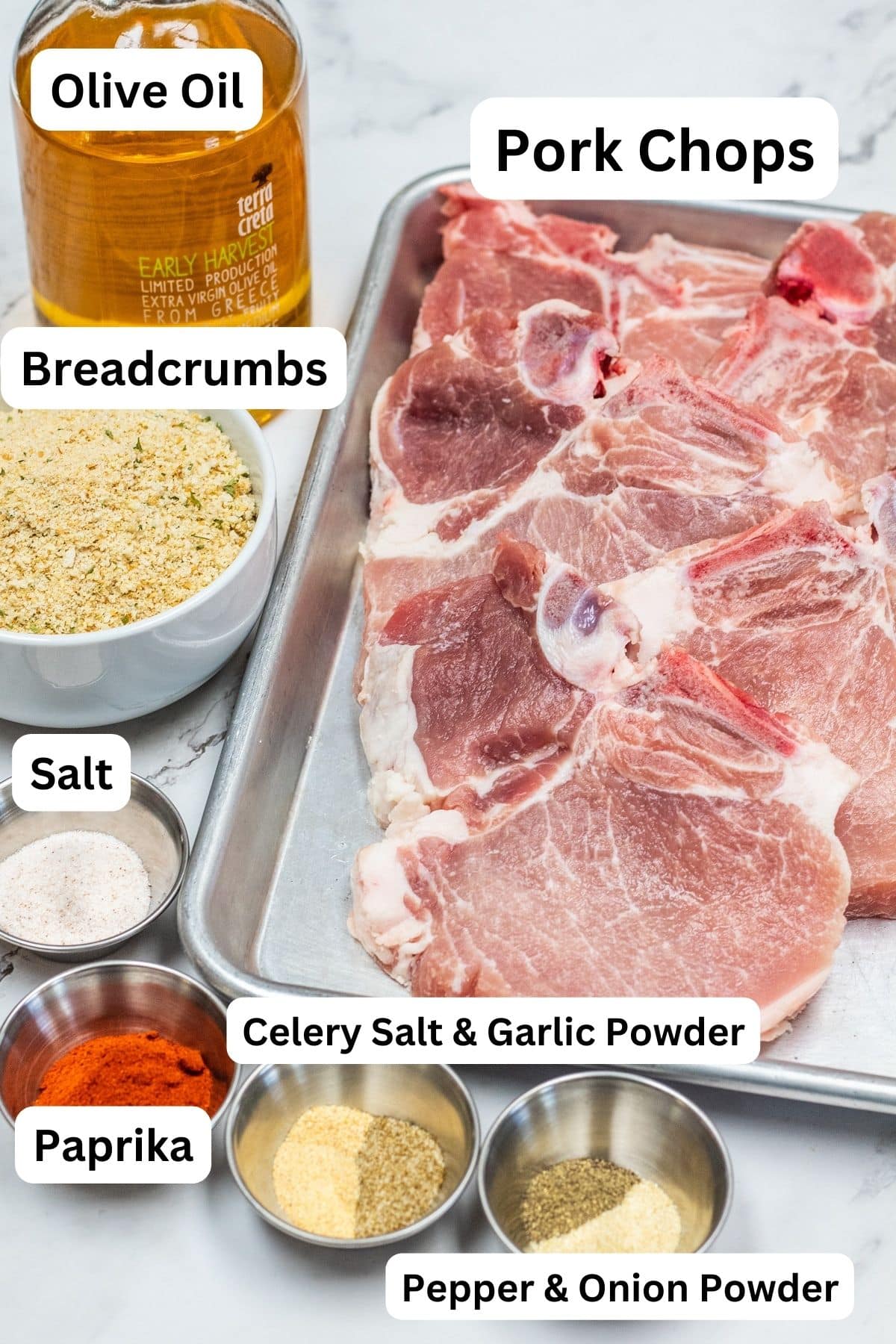Les meilleurs ingrédients de côtelettes de porc shaker et cuire au four, mesurés et étiquetés.