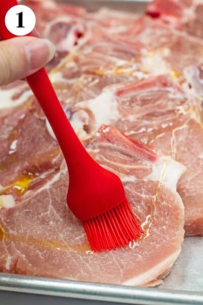 Разклатете и изпечете свинските пържоли процес снимка 1 намазване на свинските пържоли със зехтин.