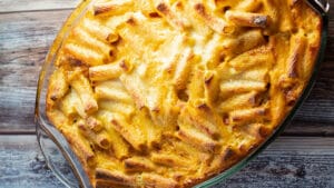 Pasta bechamel perfectamente dorada al horno o macarona bechamel servida en una cacerola.