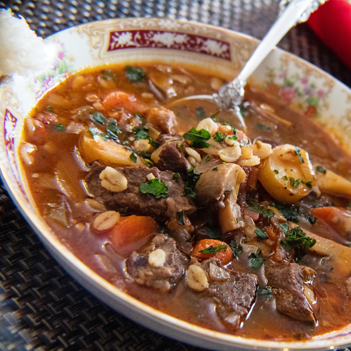 Tilovers prime ribbeef og byg suppe serveret i ferieskål.