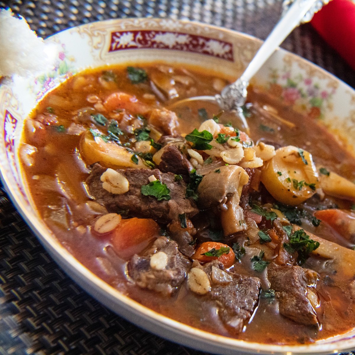 Übrig gebliebene Prime Rib Beef und Gerstensuppe serviert in Feiertagsschüssel