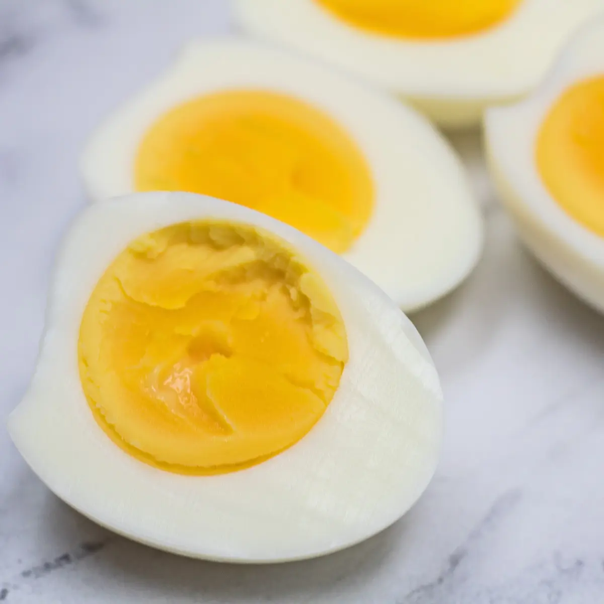 Яйца быстрого приготовления, сваренные вкрутую, после охлаждения и нарезки пополам.
