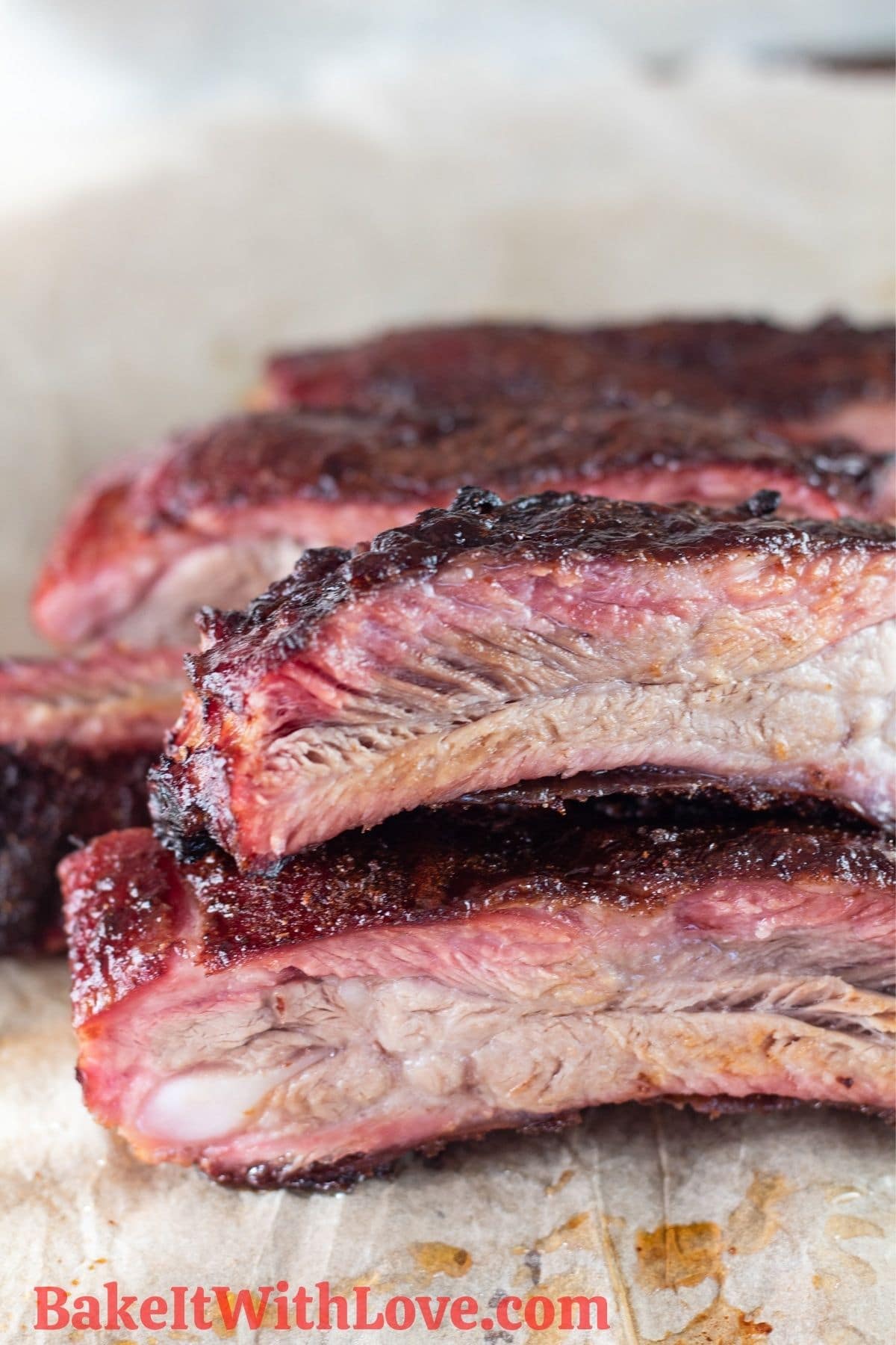 St Louis Ribs diasap di atas kertas perkamen.