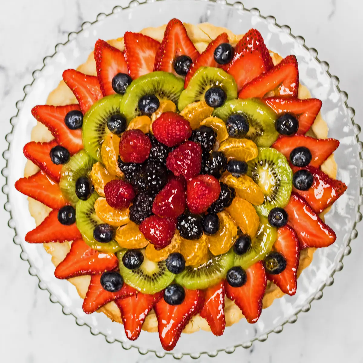 Tarte aux Fruits foto dall'alto su lastra di vetro.