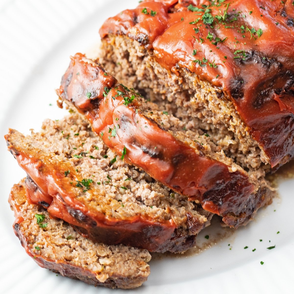 Tasty-air-fryer-meatloaf-sliced-and-served-on-white-platter.