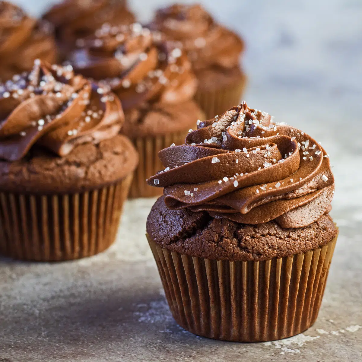 Los cupcakes de chocolate de Mary Berry horneados y cubiertos con glaseado de crema de mantequilla de chocolate.