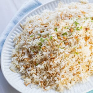 Nasi bihun yang cantik dan harum disajikan di piring putih besar.