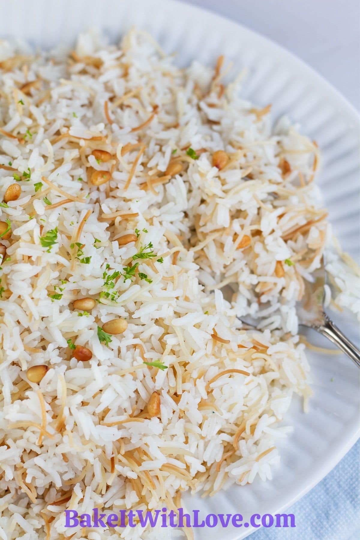 सुंदर और सुगंधित सेंवई चावल बड़े सफेद थाली में परोसा जाता है।