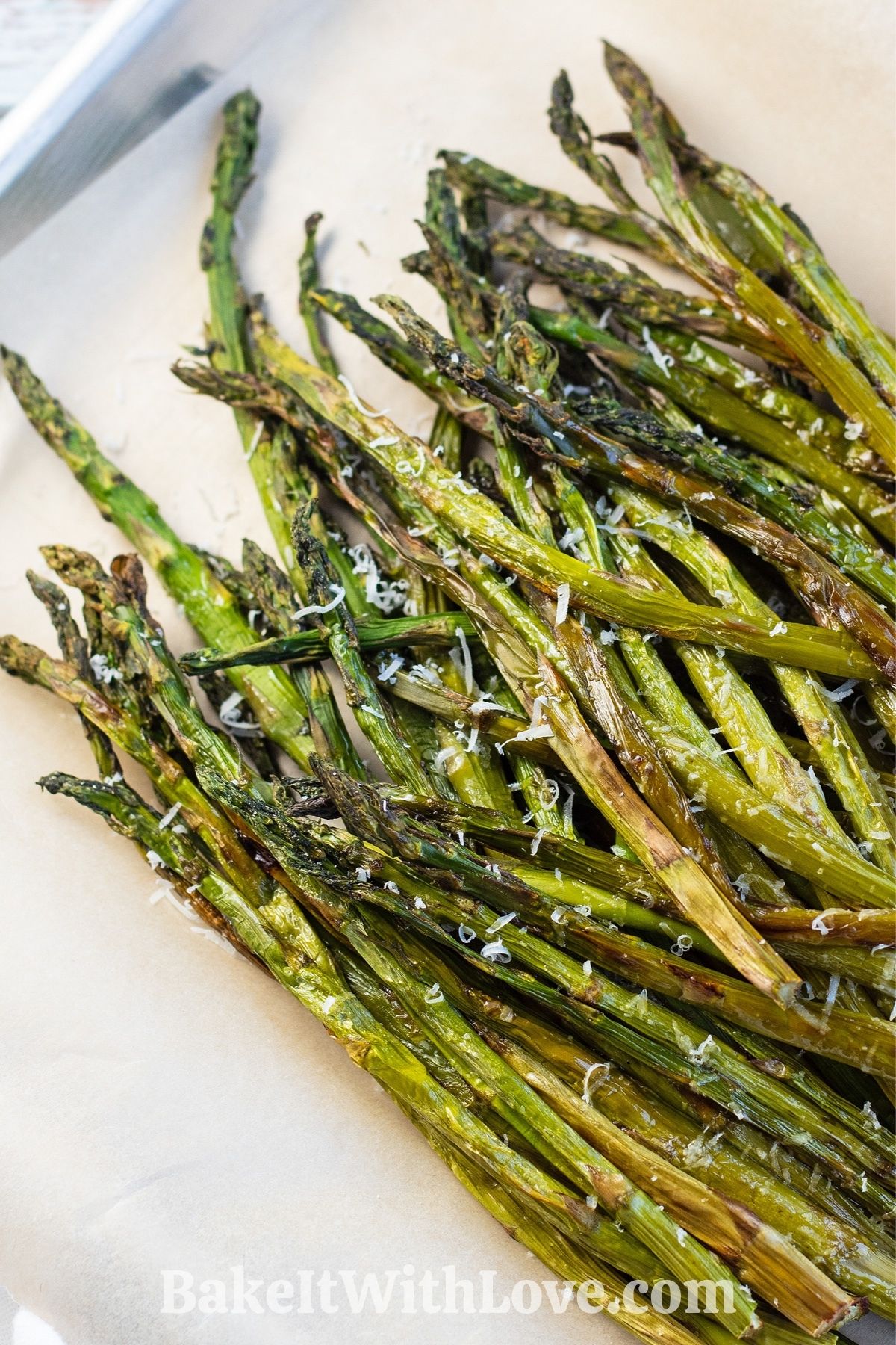 Asparagi fritti ad aria arrostiti alla perfezione e serviti in vassoio.