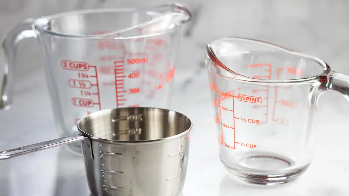Колко чаши в пинта с помощта на градуирани мерителни чаши и суха мерителна чаша.