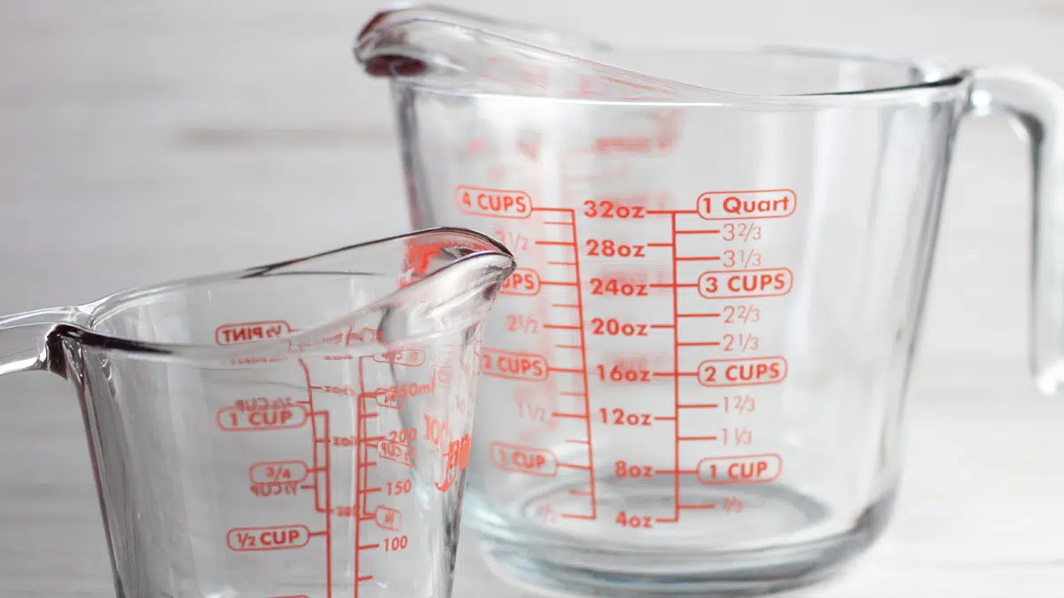 Как преобразовать чашки в кварты, показывая градуированные мерные стаканы для жидкости.