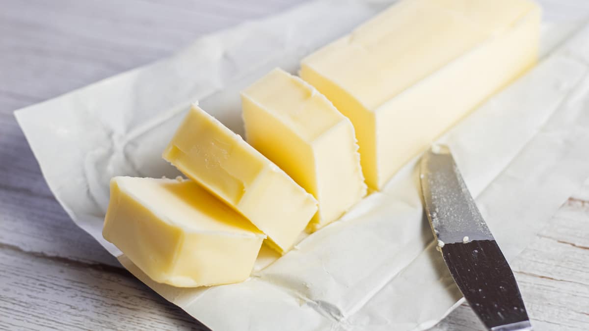 Jak změřit máslo s 1 tyčinkou másla nakrájeného na lžíce.