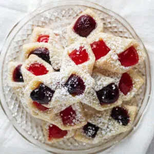 Kolaczki cookies on a glass plate.