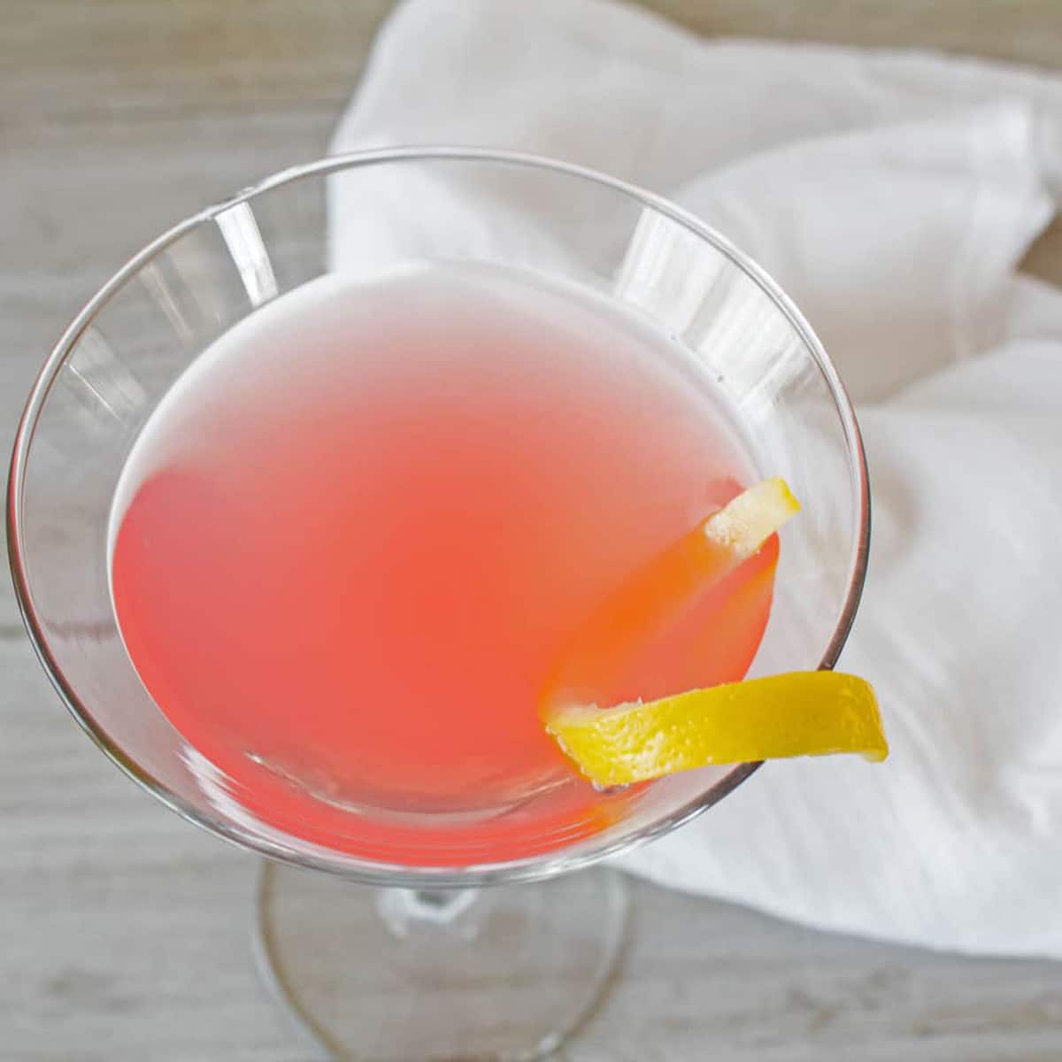 Kosmopolitní koktejl pod úhlem při pohledu dolů do sklenice na martini.