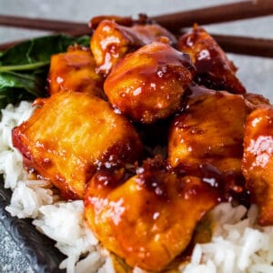 Poulet du général Tso servi sur riz vapeur avec bok choy.