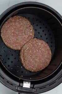 Procese la foto 2 volteando las hamburguesas a la mitad del tiempo de cocción.