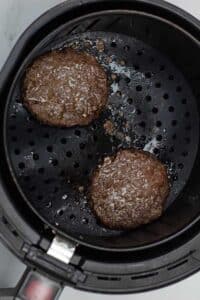 Před přidáním amerického sýra zpracujte fotografii 3 hamburgerových placiček.
