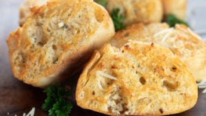 Gambar lebar irisan roti bawang putih penggoreng udara panggang.
