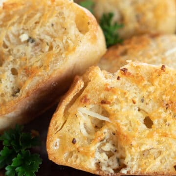 Gambar lebar irisan roti bawang putih penggoreng udara panggang.