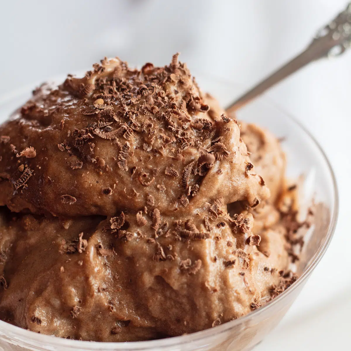 Chokolade dejlig fløde serveret i dessertskål med chokoladespåner.