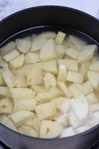 Processus photo 2 eau ajoutée sur les pommes de terre en cubes.