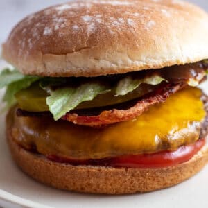 Slika izbliza smrznutog hamburgera u pećnici nakon pečenja.