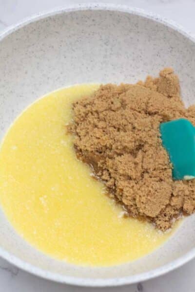Фотография процесса 7: соединение топленого масла и сахара для создания блондинистого слоя.