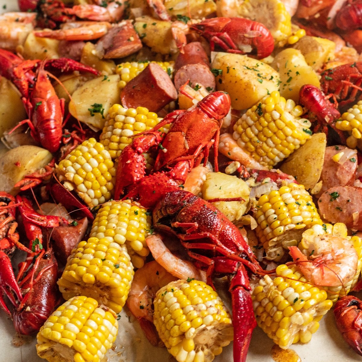 Mariscos cajún hervidos con rica salsa de mantequilla cajún