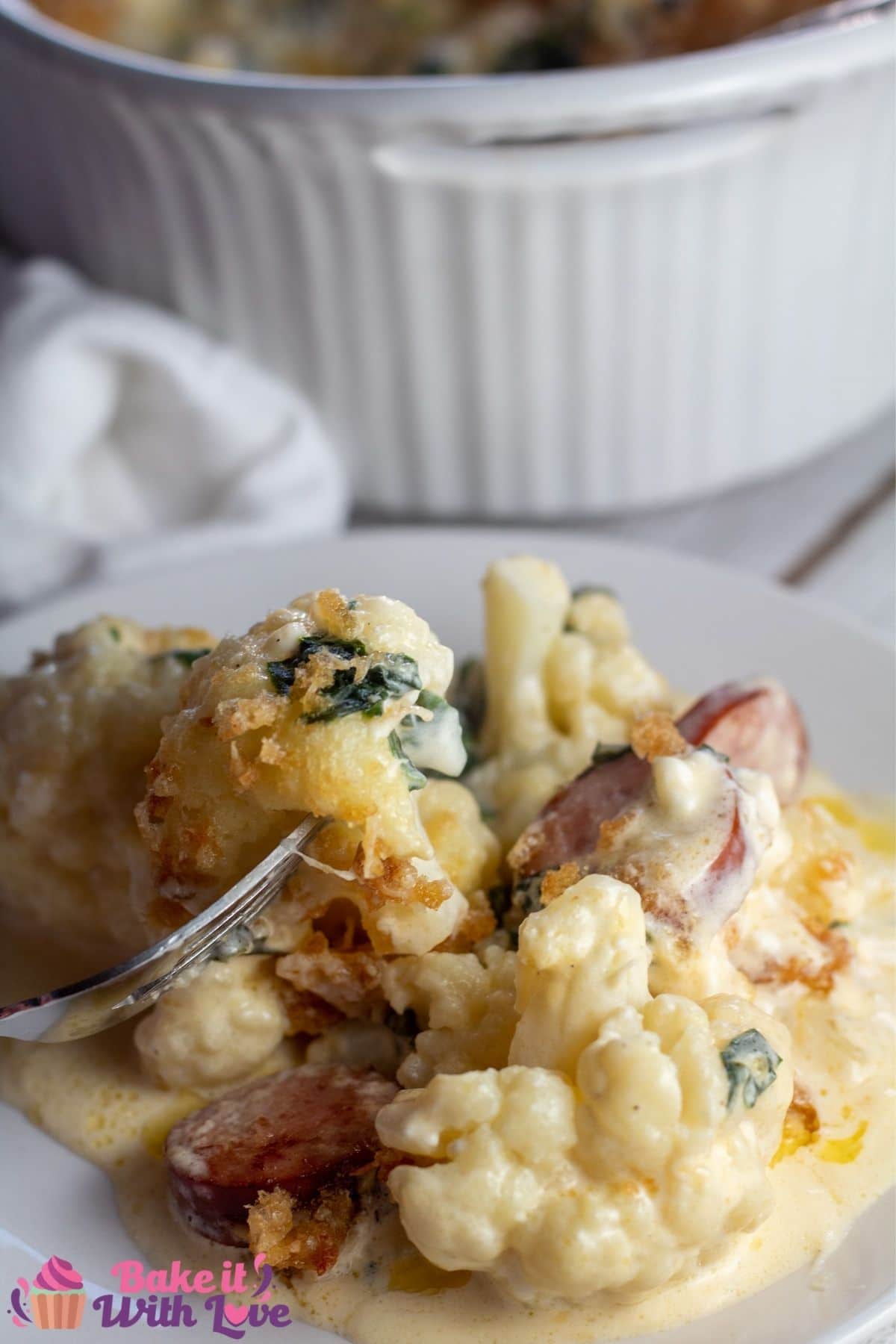 Immagine alta del cavolfiore mac e formaggio sul piatto bianco.