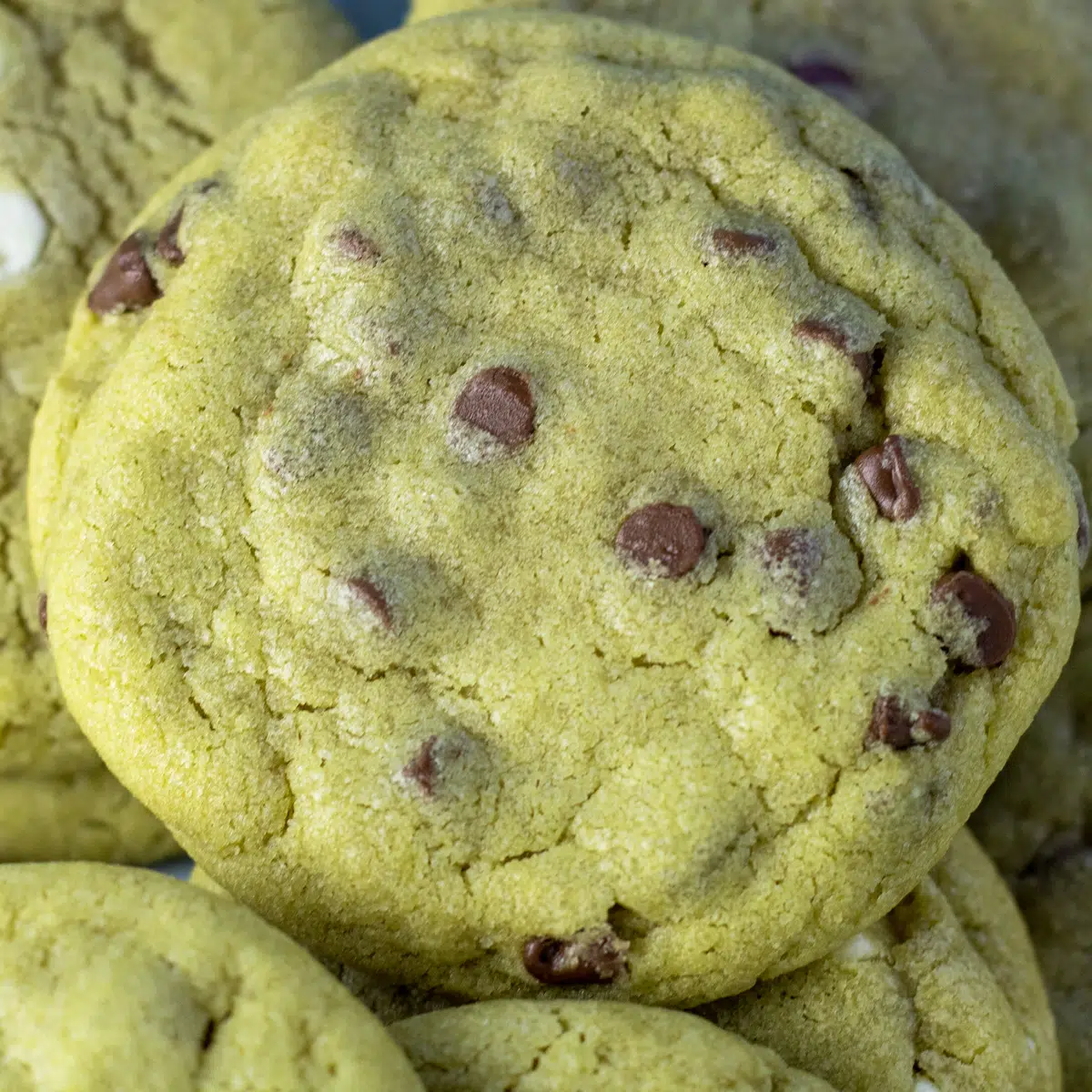 Čtvercový detailní obrázek pečených matcha cookies.
