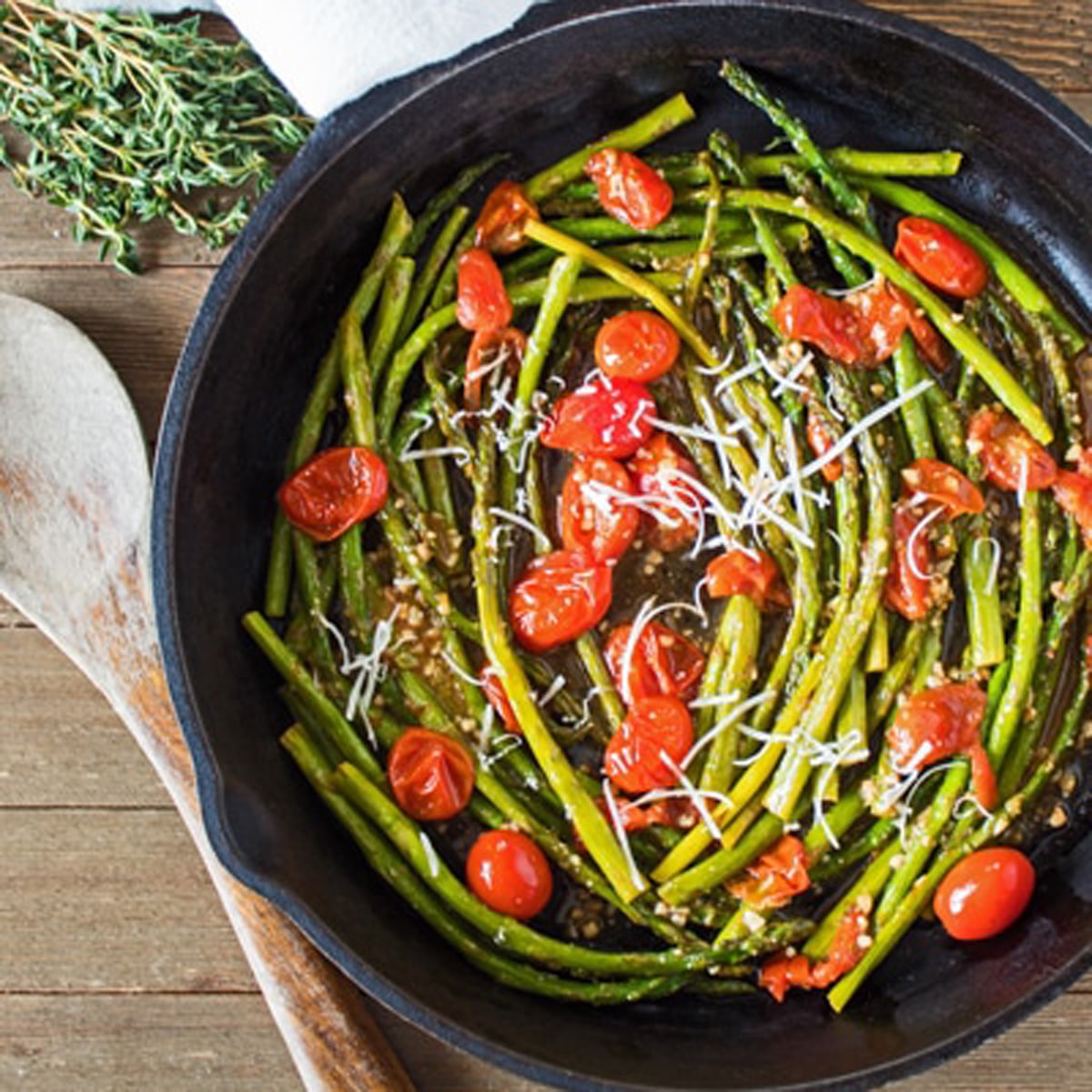 Cara memasak asparagus seperti ini tumis asparagus dengan tomat ceri.