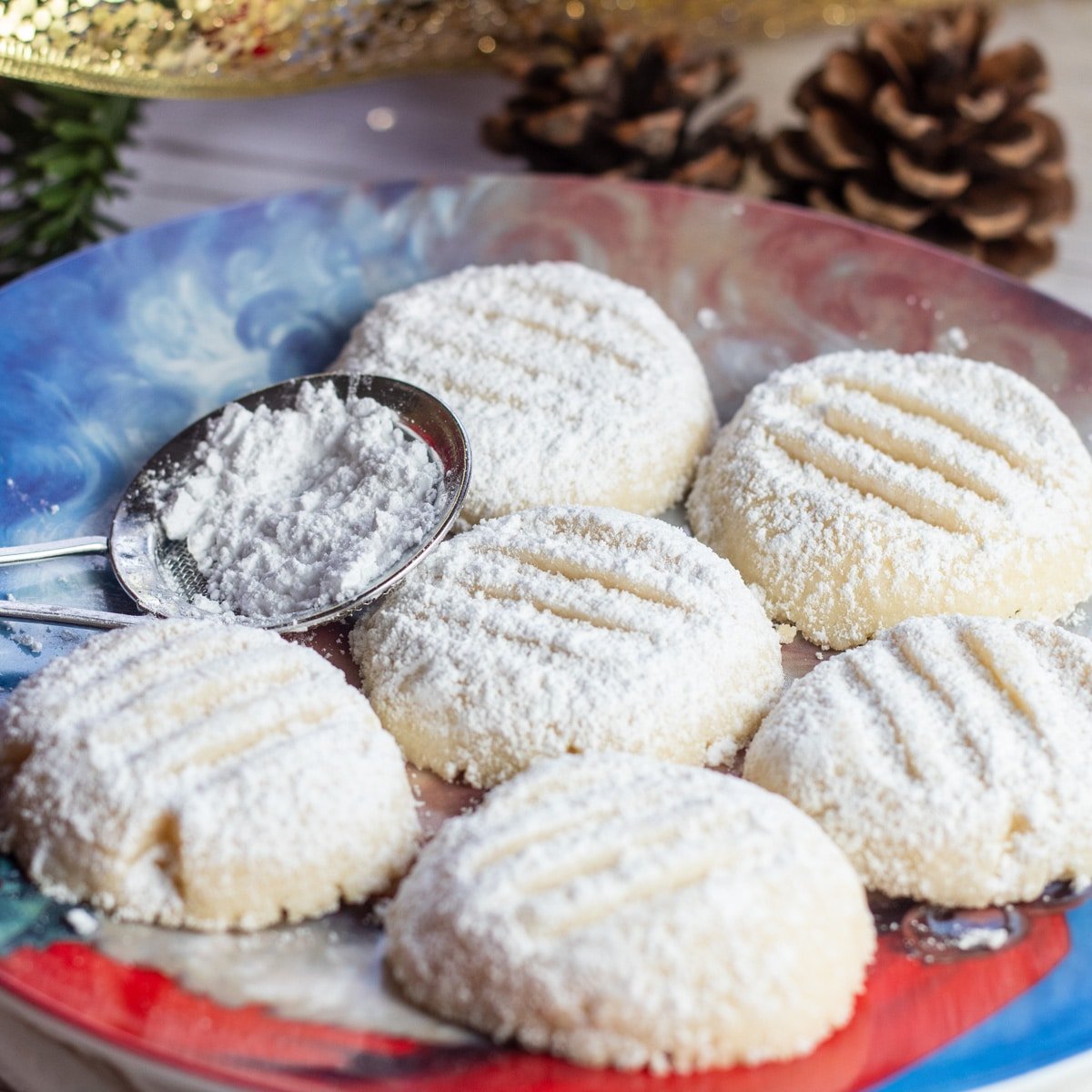 Бисквитки за моменти на топене върху чиния с бисквитки на Дядо Коледа с празничен фон.