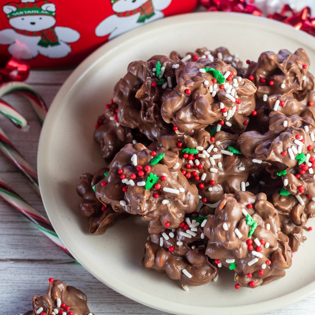 Crock pot Natale crack o cluster di arachidi serviti sul piatto.