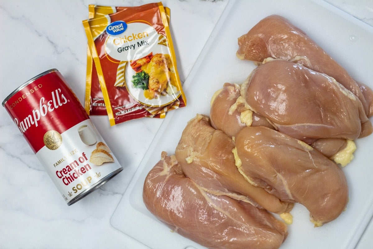 Crockpot kylling og sauce ingredienser med etiketter.